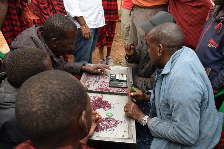 Traders haggling over uncut rubies in the Mundarara mining area of northern Tanzania. Photo: TDi Sustainability. 