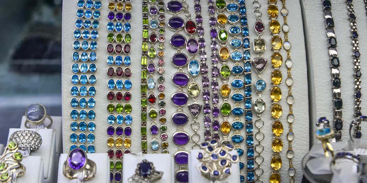 Gold jewellery in the display window of a jewelleries shop in Galle, Sri Lanka. Image: Duy Phuong Nguyen / Alamy Stock Photo